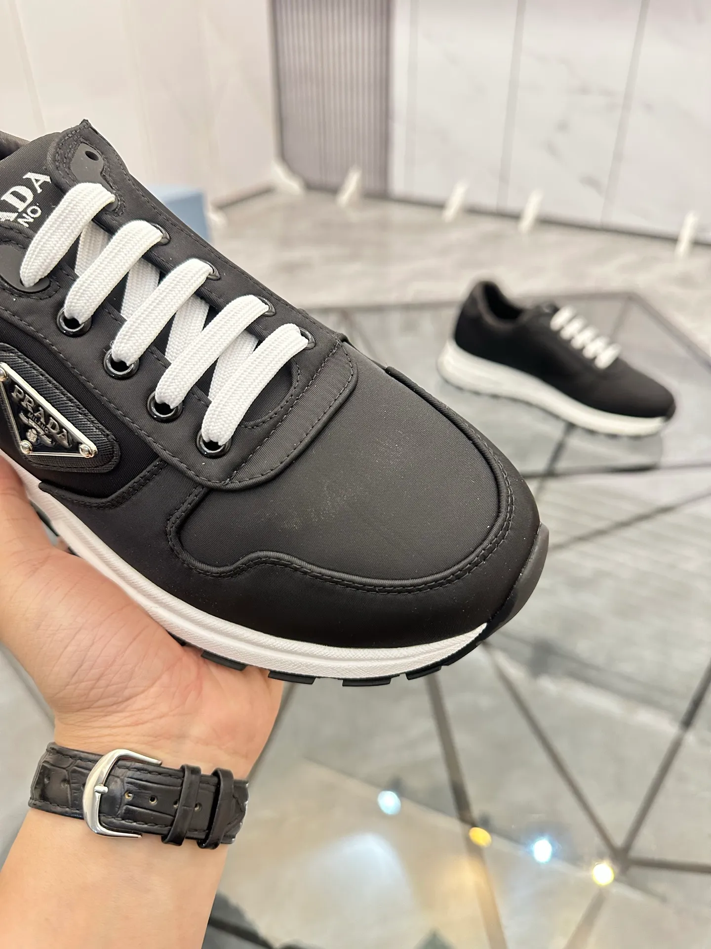 Men's shoes: 💰P440¥ Product trademark: Prada *"Prada*" low-top casual shoes Regular size: 38-44 (can be customized to 45.46) Product materials: Upper imported from the counter original fabric, sheepskin lining, original outsole. Number: 835
